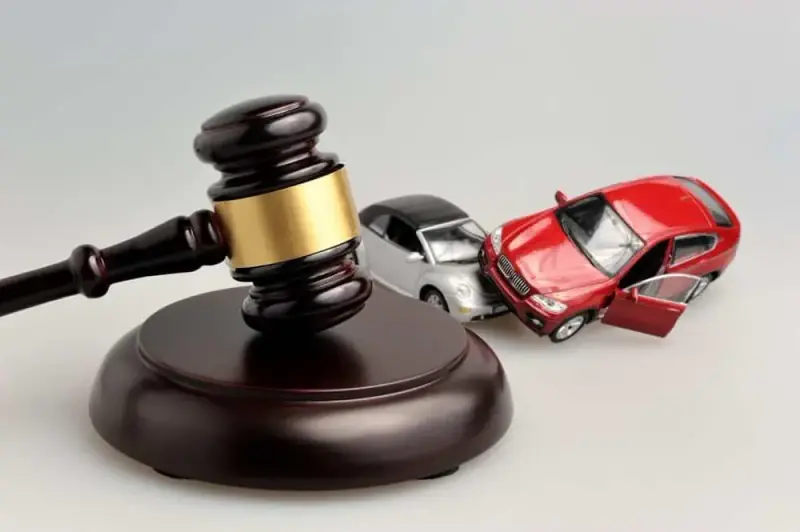 Martelo da Justiça ao lado de dois automóveis