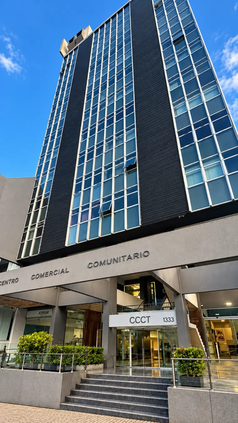 Fachada do Centro Comercial Comunitário, em Toledo-PR, onde fica o escritório